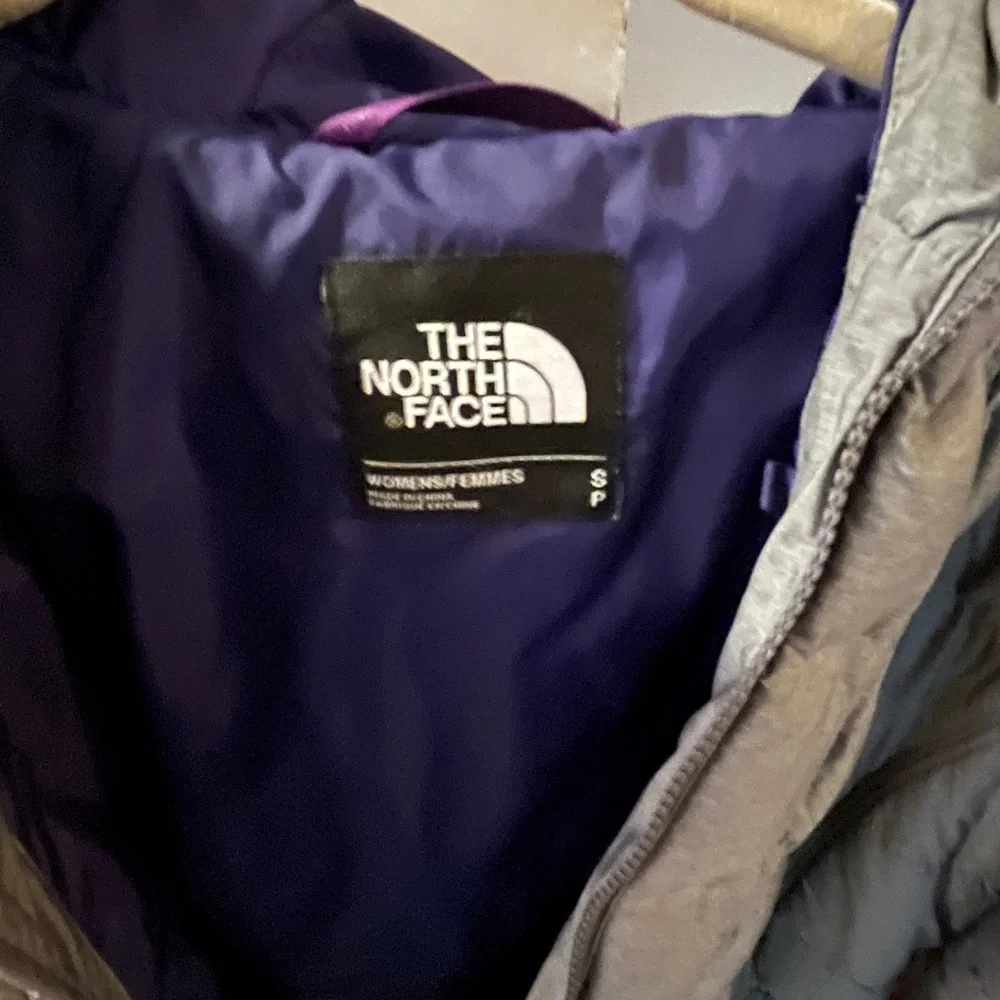 The North Face Women's Charcoal Puffer Jacket - Picture 3 of 5